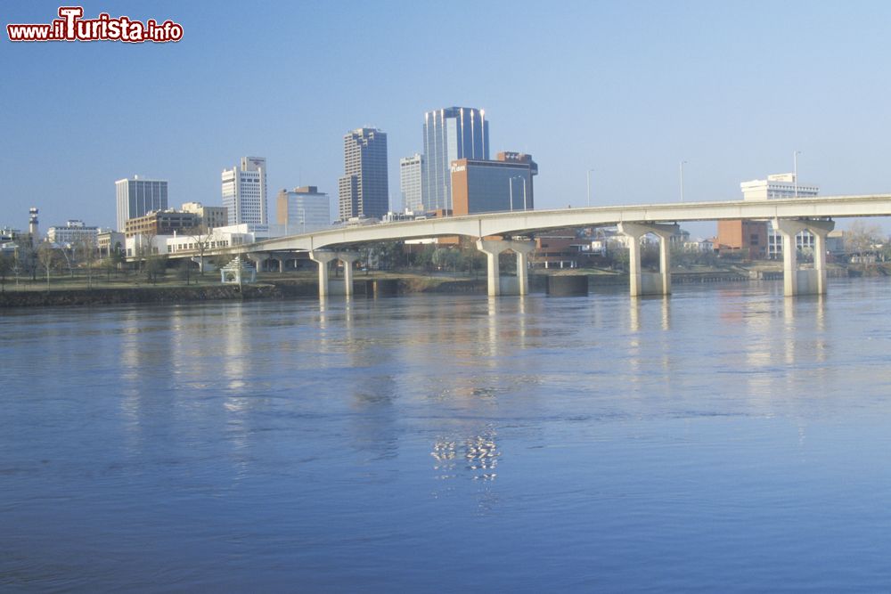 Immagine Una suggestiva veduta panoramica di Little Rock con il fiume Arkansas in primo piano, Arkansas (USA).