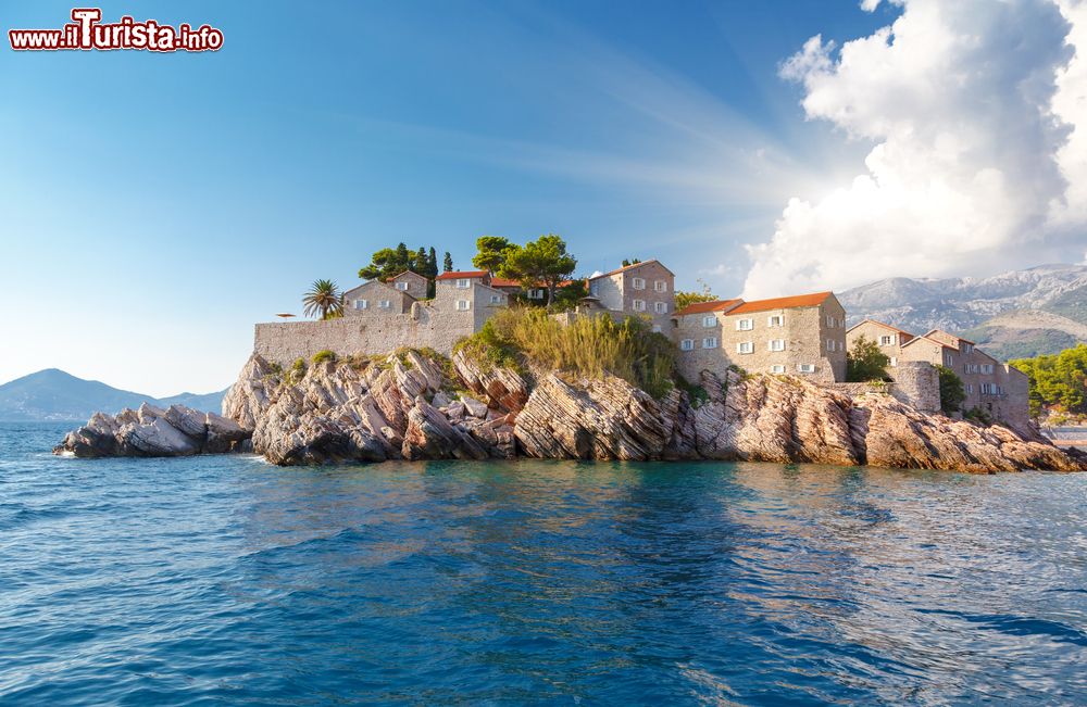 Immagine Una suggestiva veduta panoramica di Sveti Stefan, Montenegro, abbarbicata sul litorale roccioso.