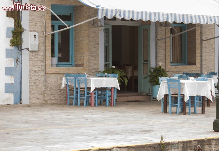 Immagine Taverna sull'isola di Lemnos, Grecia - Tavoli e sedie all'aperto per questa tradizionale taverna greca, una delle tante in cui si possono assaporare le specialità gastronomiche dell'isola © Gergana Encheva / Shutterstock.com