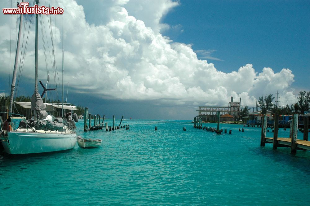 Immagine Una tempesta al largo della costa di Bimini, Bahamas, in avvicinamento sull'isola.