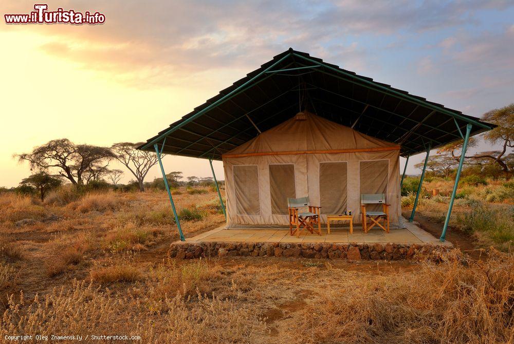 Immagine Una tenda lussuosa al Sentrim Amboseli Lodge Hotel fotografata al calar del sole, Kenya. Il lodge si trova nei pressi del Masai Mara National Park - © Oleg Znamenskiy / Shutterstock.com
