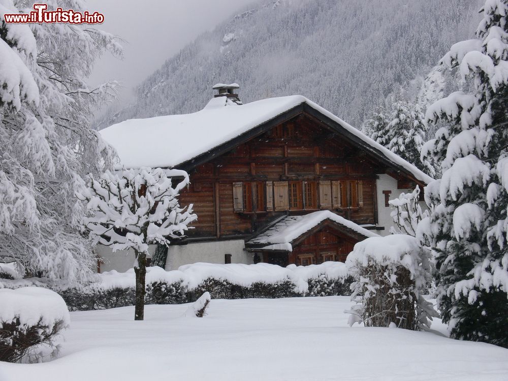 Immagine Una tipica baita in legno in inverno a Argentiere (Chamonix), Francia.