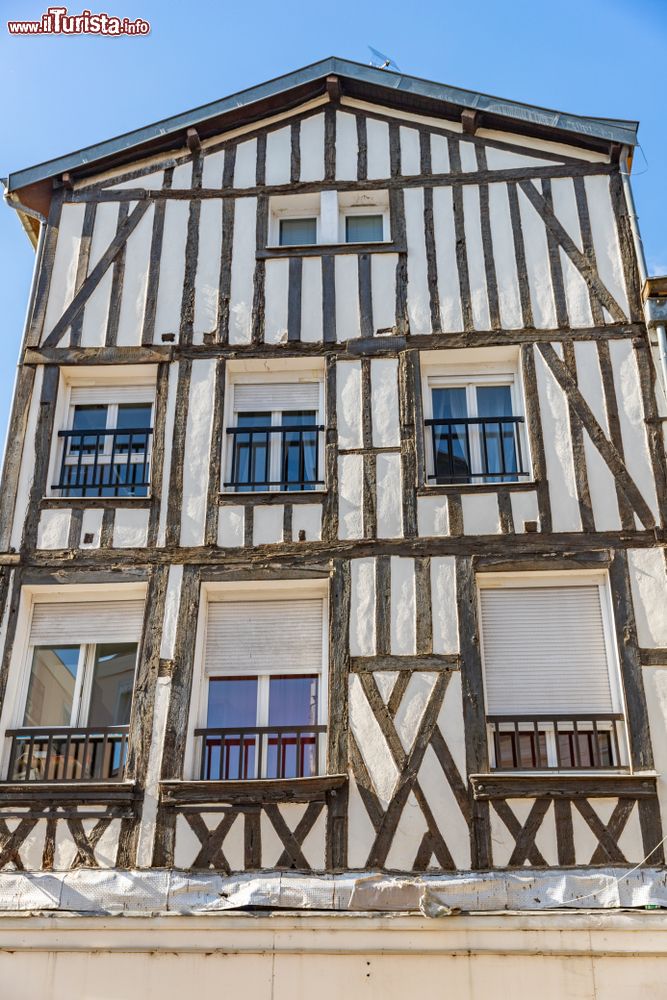 Immagine Una tipica casa a graticcio nel centro di Chalons-en-Champagne, Francia. Siamo nel dipartimento della Marna, nella regione Grand Est.