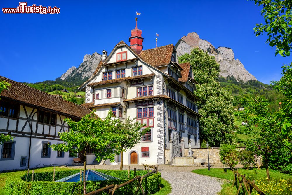 Immagine Una tipica casa alpina della Svizzera: siamo  Schwytz in Svizzera, Canton Svitto