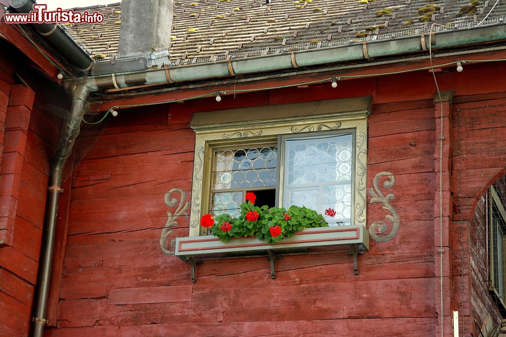 Immagine Una tipica casa austriaca a Bludenz con piante di gerani sulla finestra.