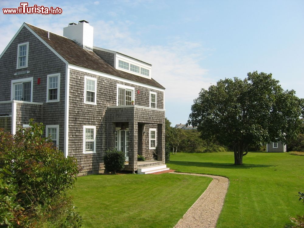 Immagine Una tipica casa con giardino sull'isola di Nantucket, penisola di capo Cod (Massachusetts).