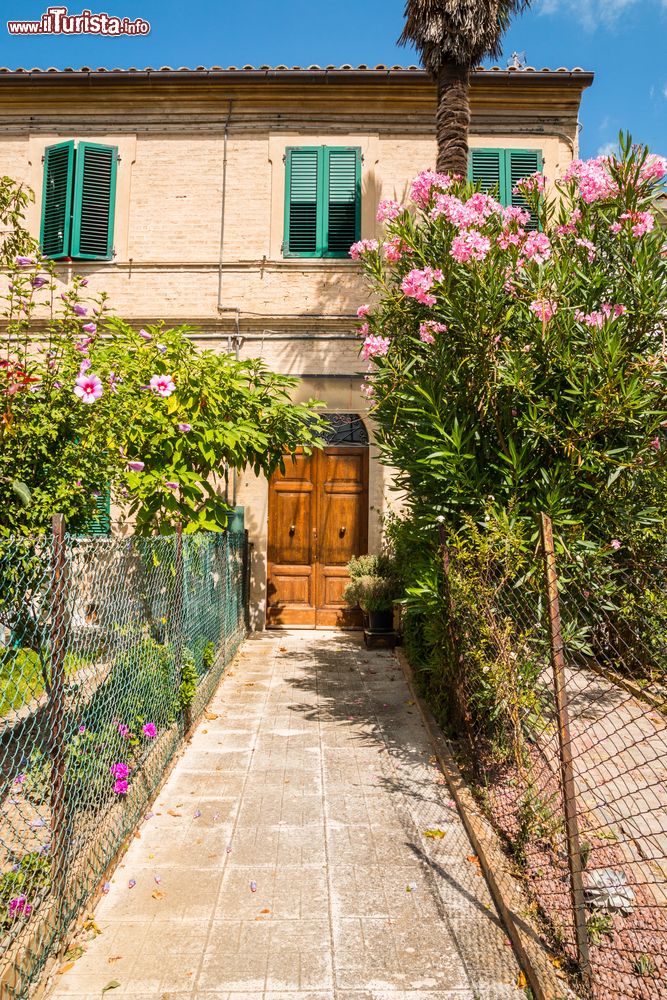 Immagine Una tipica casa con vialetto nel centro storico di Recanati, Marche.