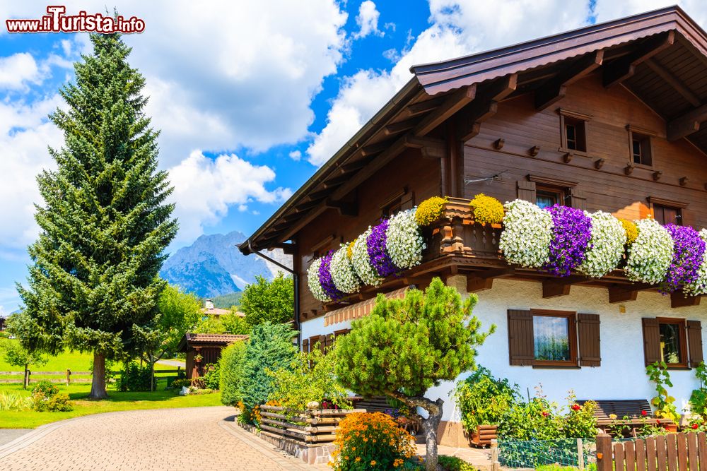 Immagine Una tipica casa di montagna nel villaggio di Going am Wilden Kaiser, Tirolo (Austria).