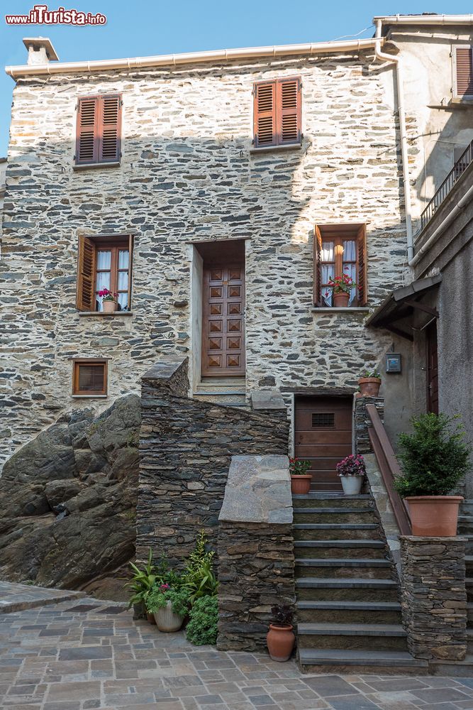 Immagine Una tipica casa in sasso della Corsica, nel borgo di Penta di Casinca