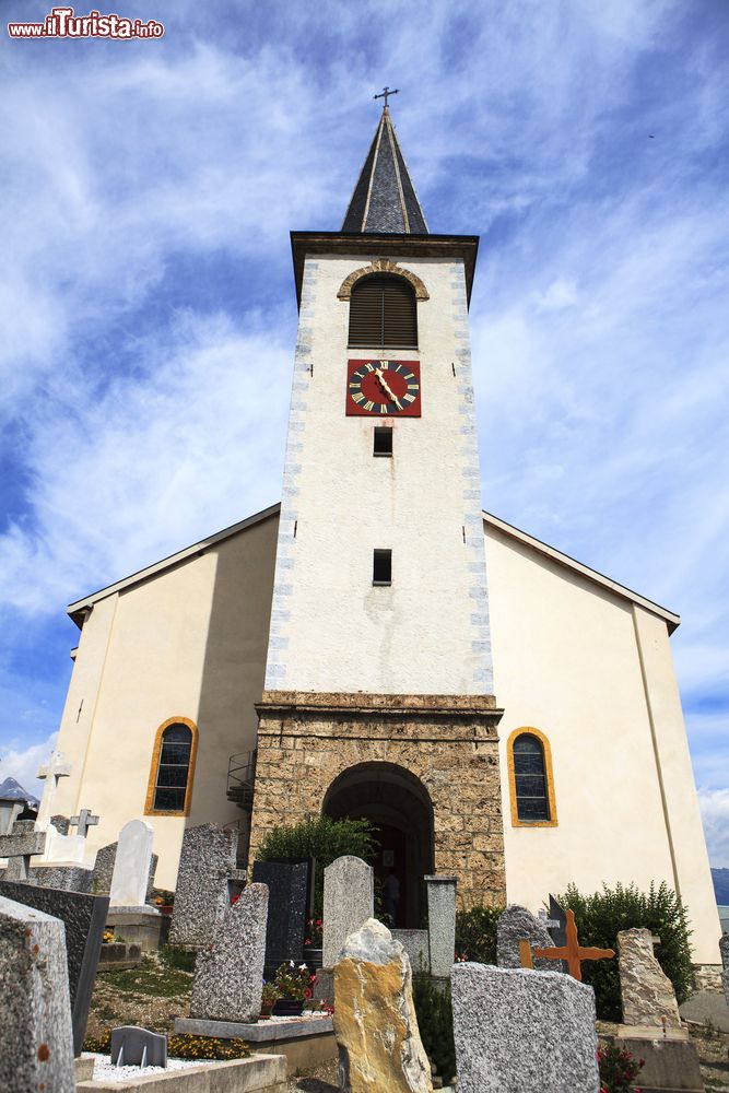 Immagine Una tipica chiesa alpina nel villaggio di Nendaz, Svizzera.