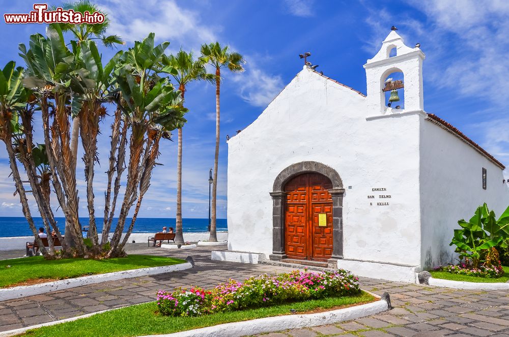 Immagine Una tipica chiesetta della cittadina di Puerto de la Cruz, Spagna.