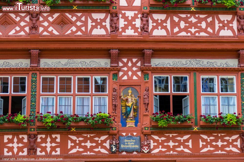 Immagine Una tipica costruzione a graticcio a Dinkelsbuhl, Strada Romantica (Germania). Si tratta dell'Hotel Deutsches Haus - © footageclips / Shutterstock.com