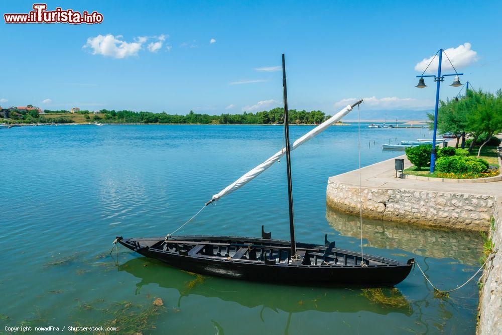 Immagine Una tipica imbarcazione croata nel mare vicino a Nin: la città sorge in una laguna nella parte orientale del Mare Adriatico - © nomadFra / Shutterstock.com