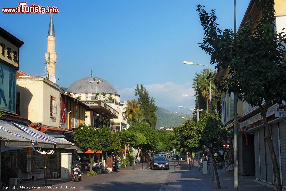 Immagine Una tipica strada del centro di Alanya, Turchia - © Alexey Pevnev / Shutterstock.com