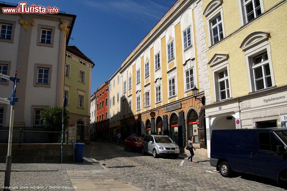 Immagine Una tipica stradina acciottolata nel centro di Passau, Germania, con botteghe e attività commerciali - © steve estvanik / Shutterstock.com