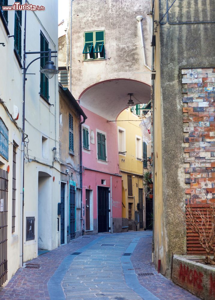 Immagine Una tipica stradina di Albissola Marina, Savona, Liguria. Su queste strette viuzze si affacciano i palazzi costruiti in verticale caratteristici dei borghi di mare.