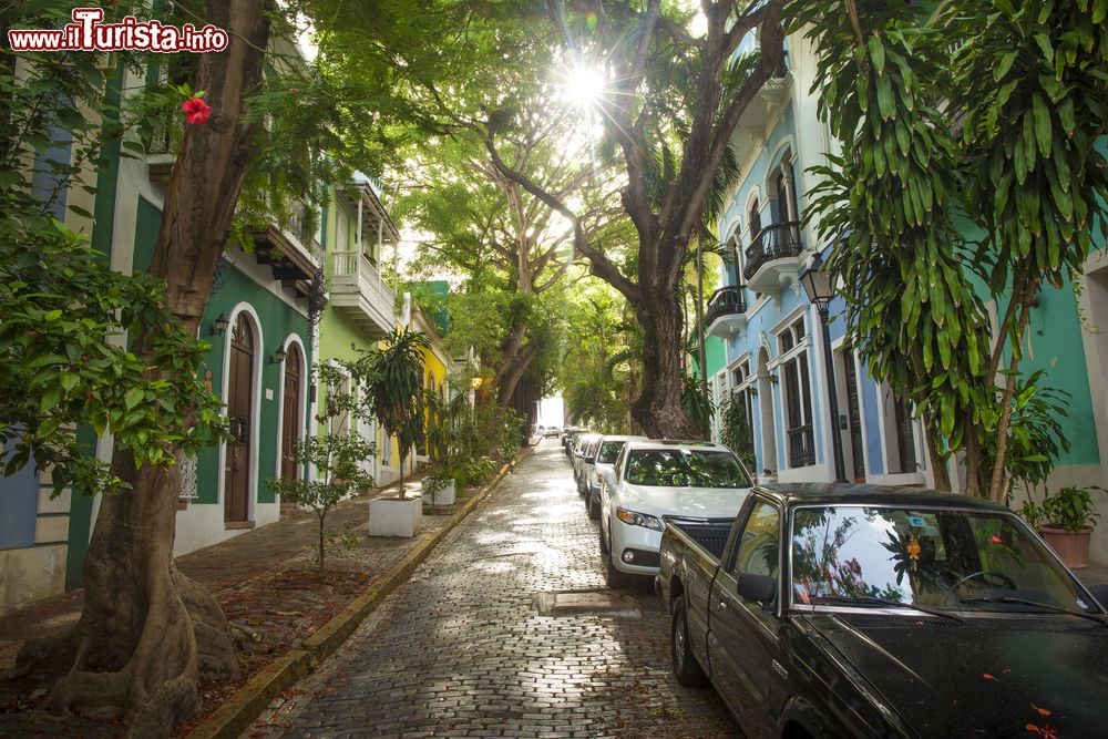 Immagine Una tipica stradina di San Juan, Porto Rico (Stati Uniti d'America). Case di impronta coloniale e pavimentazione a pavé sono le caratteristiche di molte vie del centro cittadino.