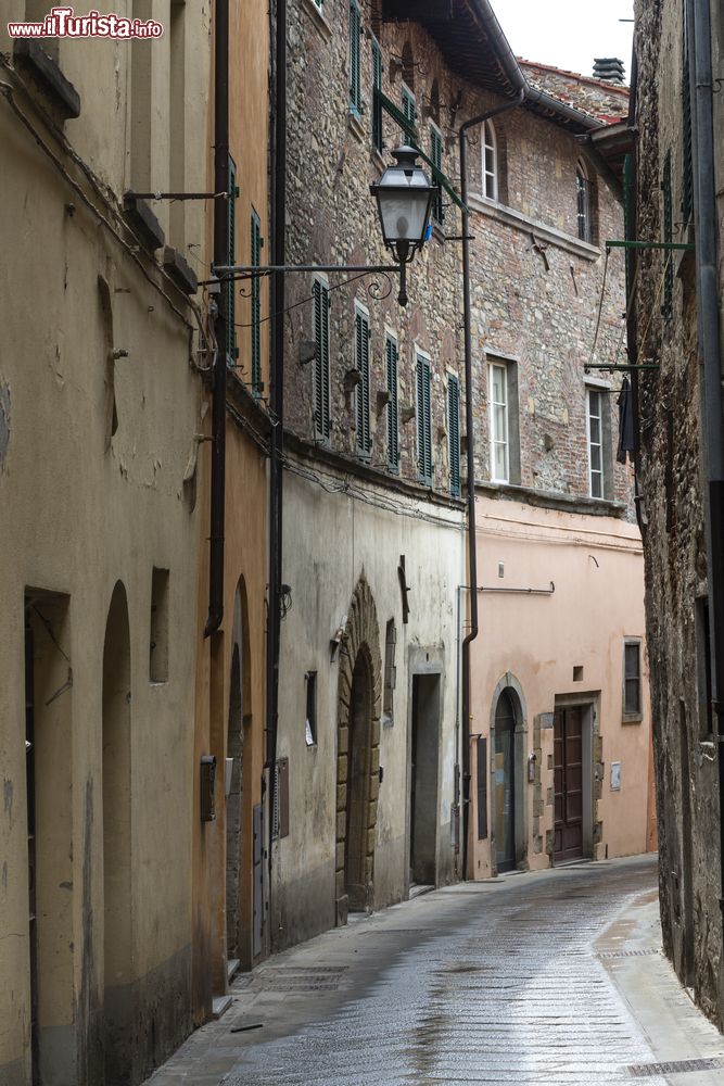 Immagine Una tipica stradina di Sansepolcro, Arezzo, Toscana. Questo Comune della provincia di Arezzo si trova in Toscana al confine con Umbria e Marche.