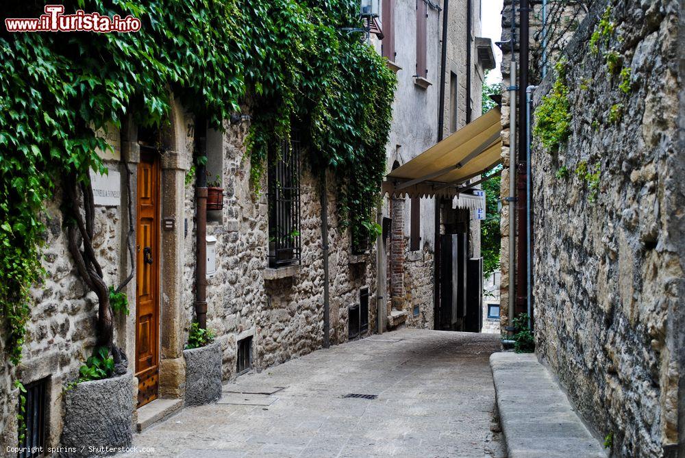 Immagine Una tipica stradina in pietra nel centro storico di San Marino, Repubblica di San Marino - © spirins / Shutterstock.com