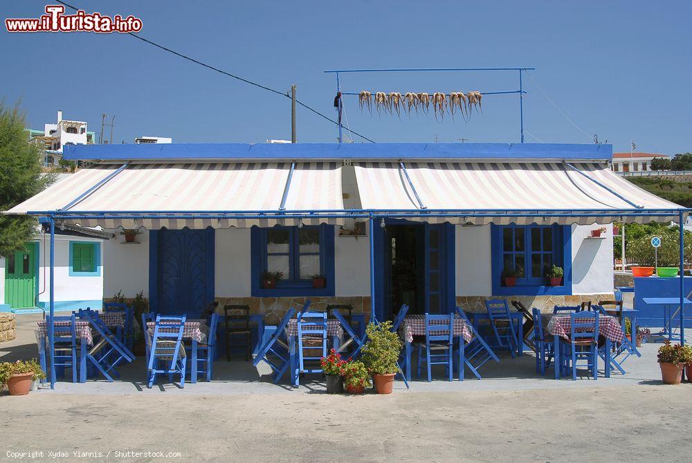 Immagine Una tipica taverna greca nell'isola di Lipsi, Dodecaneso: qui, come in tutti gli altri locali di questo paradiso dell'Egeo, si possono assaporare i piatti tradizionali della cucina locale - © Xydas Yiannis / Shutterstock.com