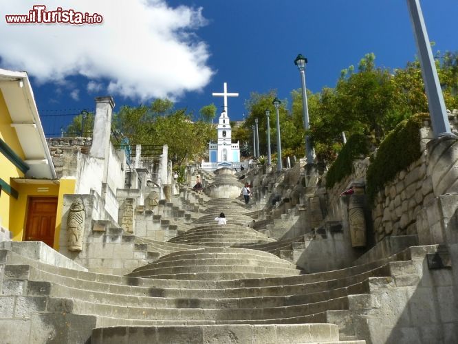 Immagine Una tipica via di Cajamarca, Perù. Salendo i gradini di questa caratteristica stradina del centro città si raggiunge uno dei suoi edifici religiosi - © Yolka / Shutterstock.com