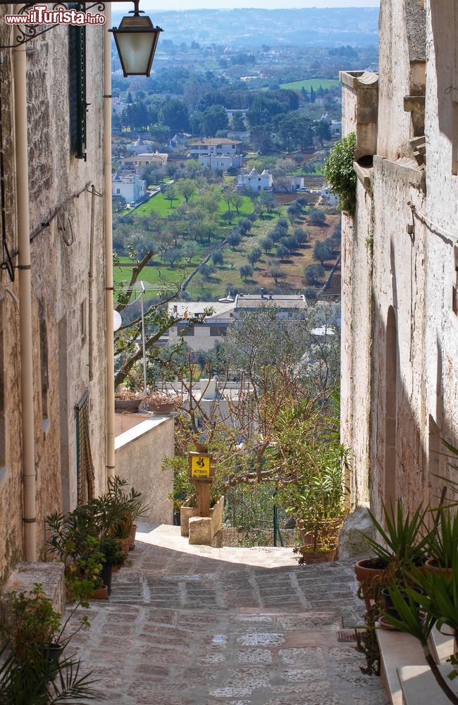 Immagine Una tipica viuzza del centro storico di Cisternino, Puglia.