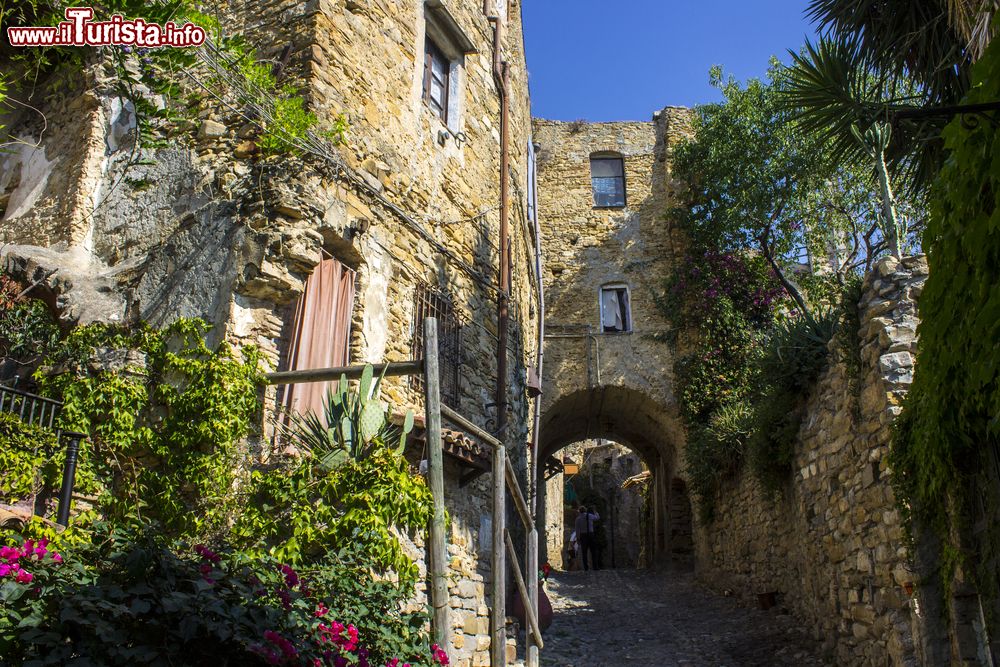 Immagine Una tipica viuzza di Bussana Vecchia, Sanremo, Italia.