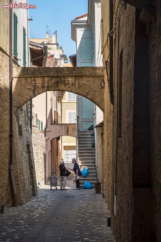 Immagine Una tipica viuzza nel borgo storico di Foligno, Umbria, con antichi edifici.