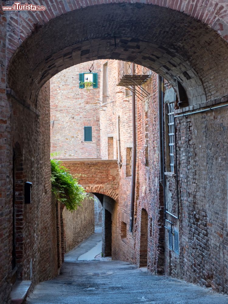 Immagine Una tipica viuzza nel centro antico di Città della Pieve, Perugia, Umbria.