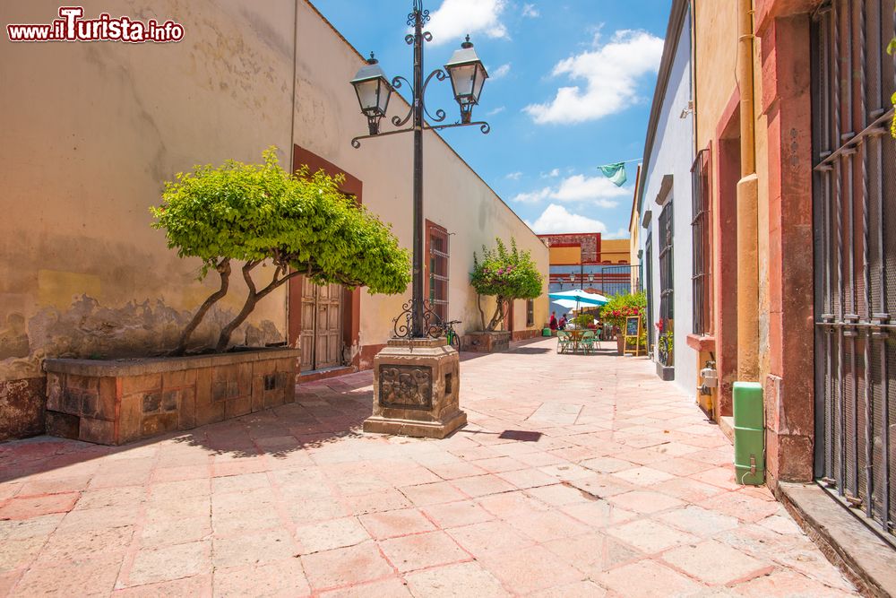 Immagine Una tipica viuzza nel centro storico di Queretaro, Messico. Santiago de Queretaro, questo il nome completo della cittadina, nel 1996 è entrata a far parte del Patrimonio dell'Umanità.