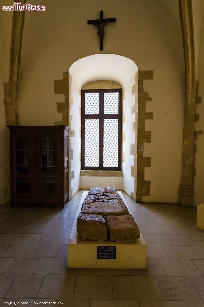 Immagine Una tomba nella cappella del castello di Sedan, Francia. L'immensa fortezza medievale si estende su una superficie di 35 mila metri quadrati suddivisi in sette piani - © vvoe / Shutterstock.com