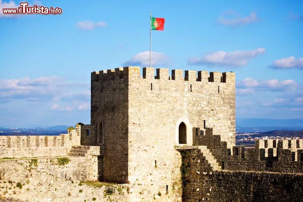 Immagine Una torre del castello di Montemor-o-Velho, Coimbra, con la bandiera portoghese.