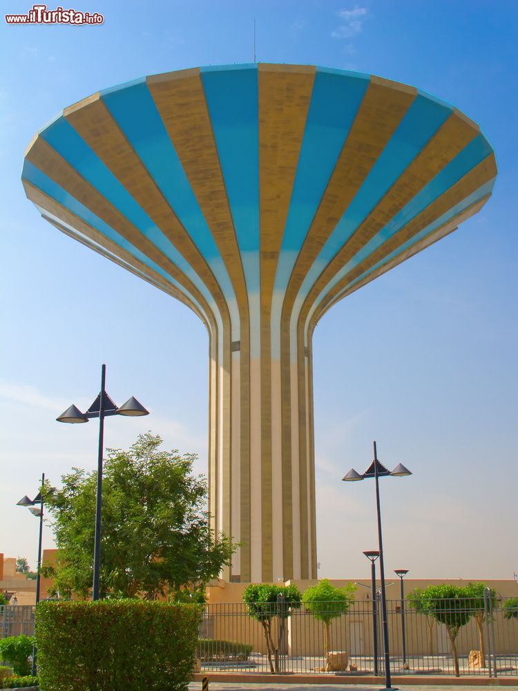 Immagine Una torre dell'acqua nel centro della città di Riyadh, Arabia Saudita.