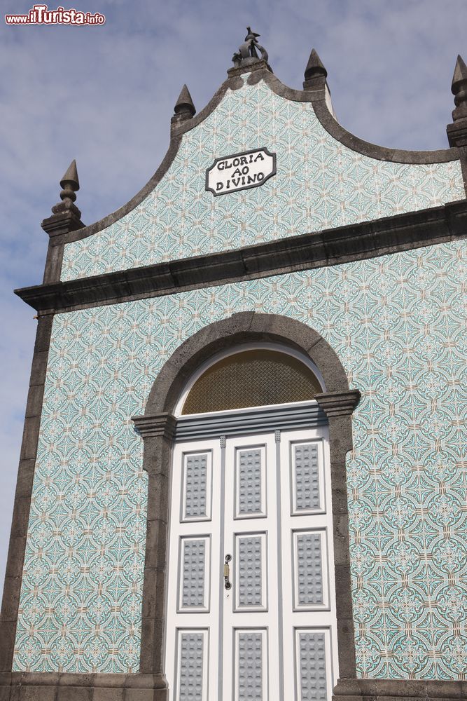 Immagine Una tradizionale cappella sull'isola di Faial, Portogallo. La facciata si presenta con una decorazione geometrica dalle tonalità pastello.