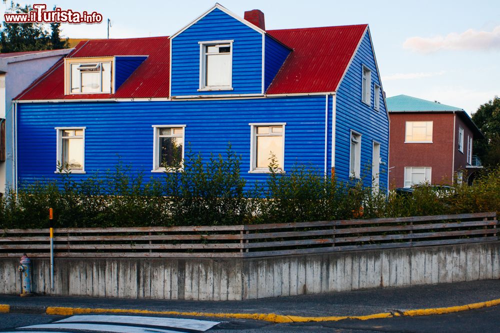 Immagine Una tradizionale casea di Husavik, cittadina del nord dell'islanda affacciata sulla baia di Skjálfandi.