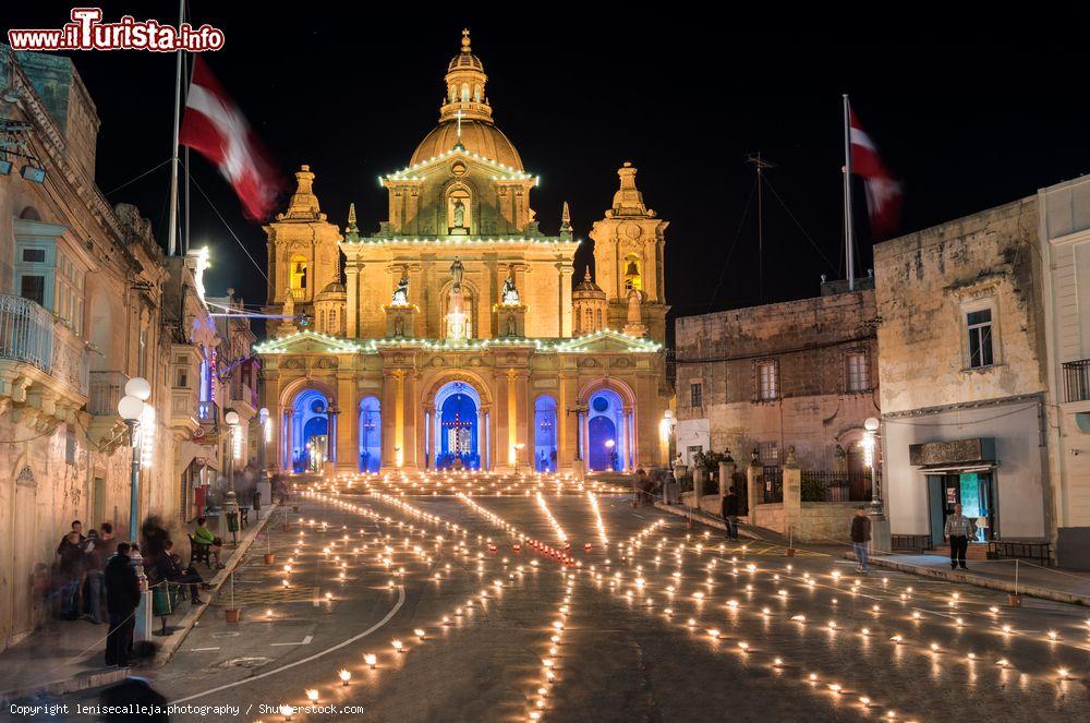 Immagine Una tradizionale fiaccolata notturna nella piazza principale di Siggiewi, Malta, per il Giovedì Santo - © lenisecalleja.photography / Shutterstock.com