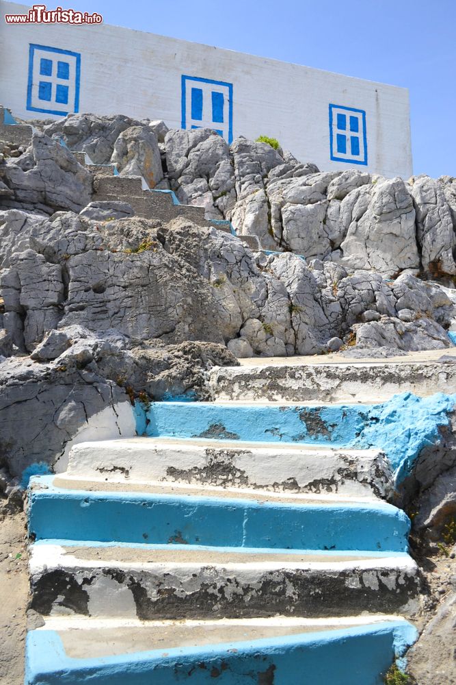 Immagine Una tradizionale scalinata in pietra nell'isola di Pserimos, Grecia.