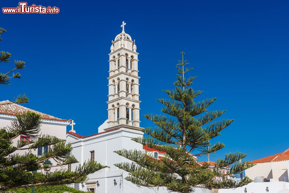 Immagine Una tradizionale torre campanaria sull'isola di Tino, Cicladi (Grecia).