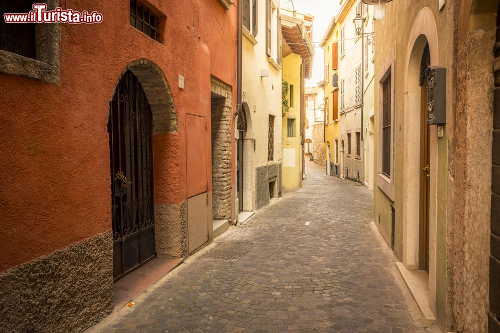 Immagine Una tradizionale via nel centro di Gargnano, Lombardia, Italia.