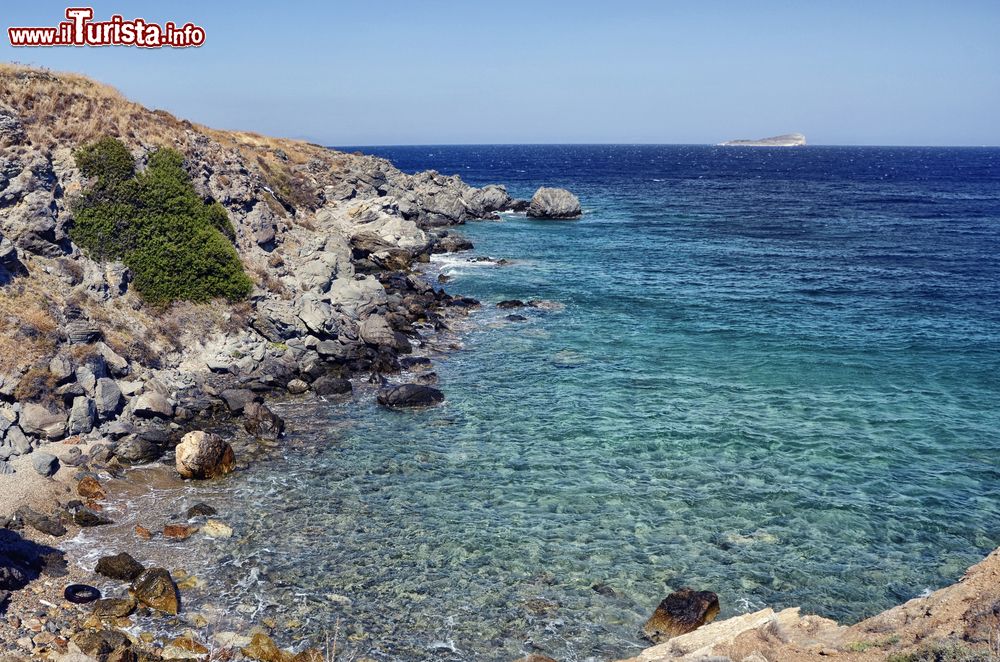 Immagine Una tranquilla spiaggetta rocciosa sull'isola di Syros, Cicladi, Grecia.