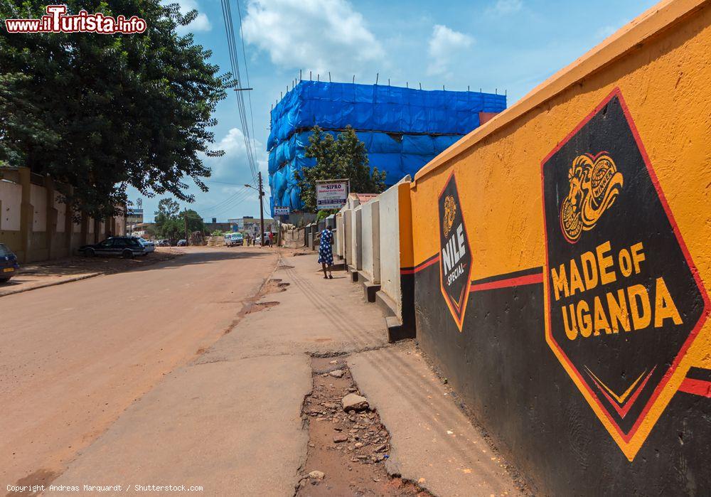 Immagine Una tranquilla strada nella città di Kampala, Uganda: le aree al di fuori del centro della capitale sono le più vecchie e spesso non si presentano in buono stato di conservazione- © Andreas Marquardt / Shutterstock.com