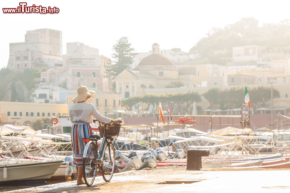 Immagine Una turista in bicicletta al porto di Ponza, Isole Pontine, Lazio.