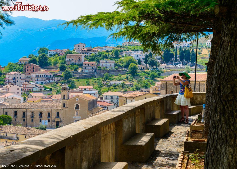 Immagine Una turista scatta una fotografia panoramica di Altomonte e del paesaggio limitrofo da piazza Tomaso Campanella, provincia di Cosenza, Calabria - © EugeniaSt / Shutterstock.com