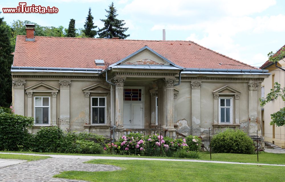 Immagine Una vecchia casa con porticato e colonne nella città di Lendava, Slovenia.