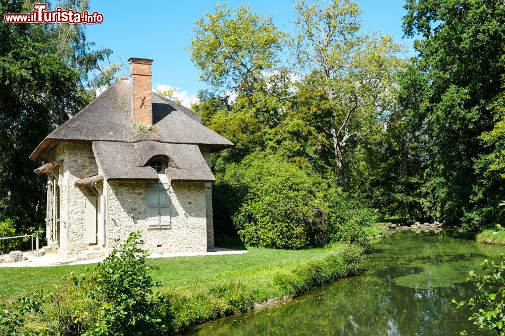 Immagine Una vecchia casa di Rambouillet vicino a un laghetto, Francia.