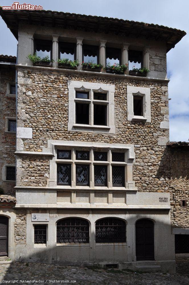 Immagine Una vecchia casa nel centro storico di Perouges, Francia - © MykhayloPavlov / Shutterstock.com