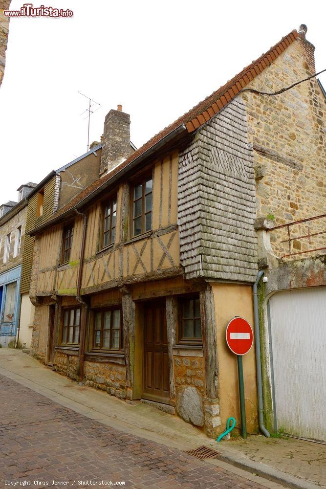 Immagine Una vecchia casa nel cuore medievale di Domfront in Francia- © Chris Jenner / Shutterstock.com