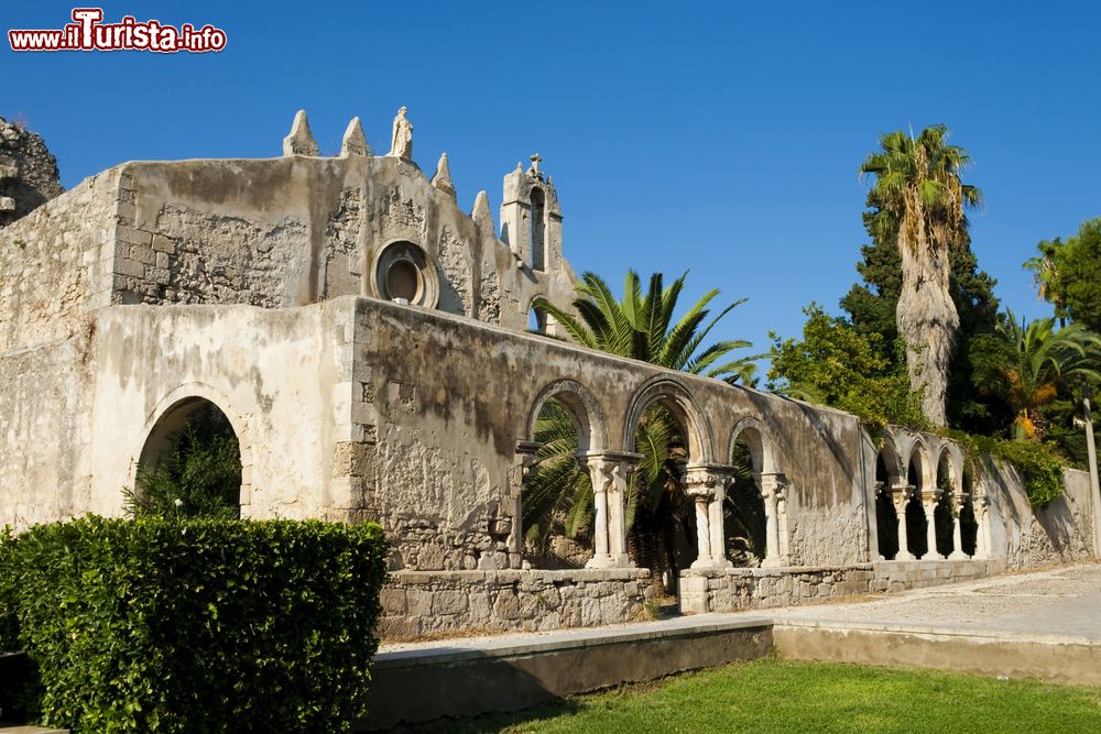 Immagine Una vecchia chiesa dell'Arcidiocesi di Siracusa, Sicilia, immersa nel verde di una parco.