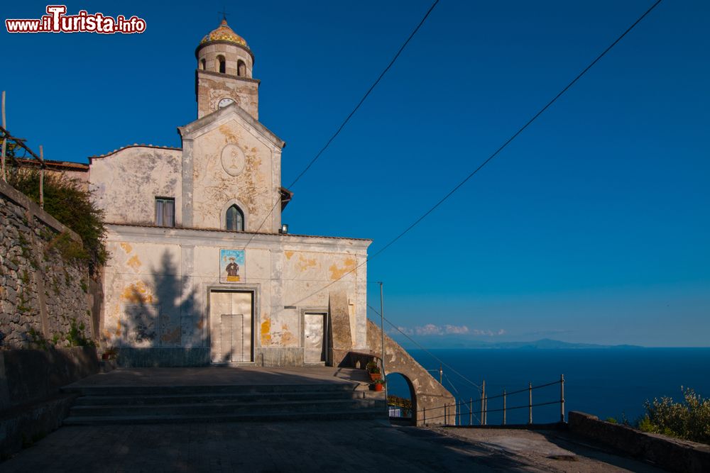 Immagine Una vecchia chiesa nel villaggio di Furore, Campania. Questa cittadina fa parte dei borghi più belli d'Italia e dal 1997 è patrimonio mondiale Unesco.