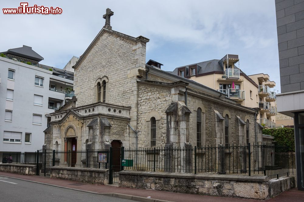 Immagine Una vecchia chiesa nella città francese di Aix-les-Bains.